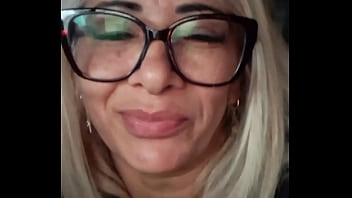 Fazendo o motorista de aplicativo esporrar na minha mão em frente a minha casa