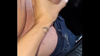 Fazendo o motorista de aplicativo esporrar na minha mão em frente a minha casa