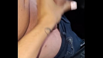 Fazendo o motorista de aplicativo esporrar na minha mão em frente a minha casa