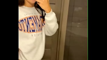 Ellie leen decided to show her pussy and her boobs