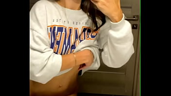 Ellie leen decided to show her pussy and her boobs
