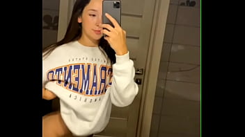 Ellie leen decided to show her pussy and her boobs