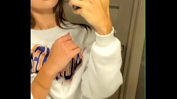 Ellie leen decided to show her pussy and her boobs