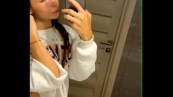 Ellie leen decided to show her pussy and her boobs