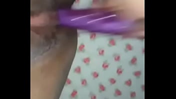 La ragazza e il vibratore che la apre