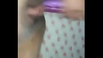 La ragazza e il vibratore che la apre