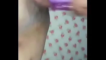 La ragazza e il vibratore che la apre