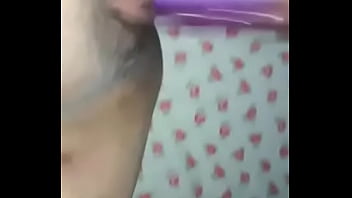 La ragazza e il vibratore che la apre