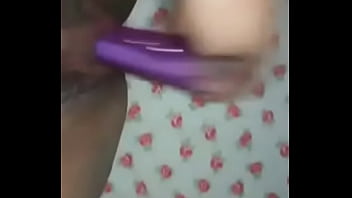 La ragazza e il vibratore che la apre