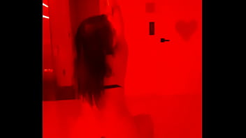 Diana en el motel baila tubo en tanga roja antes de ser follada por el culo