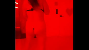 Diana en el motel baila tubo en tanga roja antes de ser follada por el culo