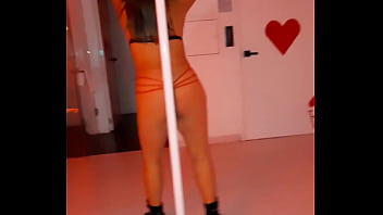 Diana en el motel baila tubo en tanga roja antes de ser follada por el culo