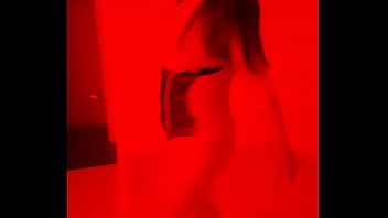 Diana en el motel baila tubo en tanga roja antes de ser follada por el culo