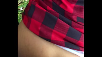 Novinha com tesao topo entrar no terreno e foder meio do mato