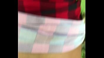 Novinha com tesao topo entrar no terreno e foder meio do mato