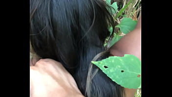 Novinha com tesao topo entrar no terreno e foder meio do mato