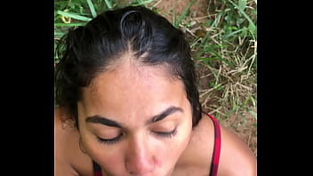 Novinha com tesao topo entrar no terreno e foder meio do mato