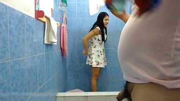 Orinamos rico a mi step hermana en toda su hermosa cara