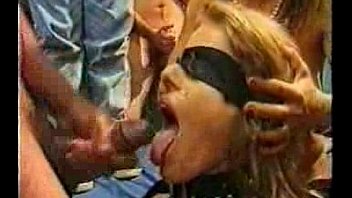 Record de bukkake se le corren 122 tipos