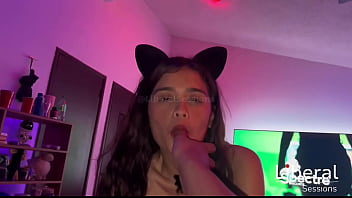 Joven gatita petite teniendo sexo amateur por primera vez frente a cámara