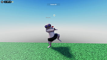 Garoto com pauzão dança enquanto ouve gemido da garota gostosa