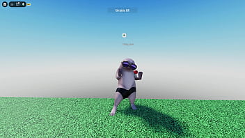 Garoto com pauzão dança enquanto ouve gemido da garota gostosa