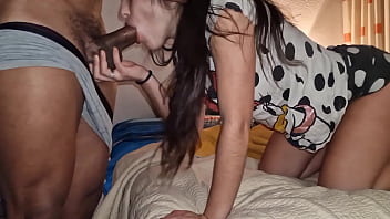 Hermanastra cachonda mamando guebo