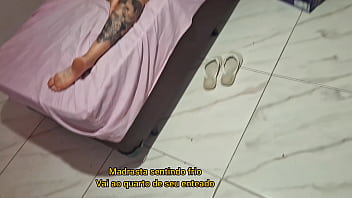 Madrasta faz visita noturna e ensina a fazer sexo