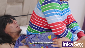 En halloween chucky cobra vida y sorprende a tiffany rompiendole el ano