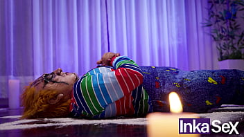 En halloween chucky cobra vida y sorprende a tiffany rompiendole el ano