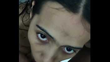 Le encanta que le rompa su culito mientras su marido trabaja