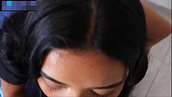 Morena hermanastra entra al cuarto de su hermanastro para chupar su gran polla