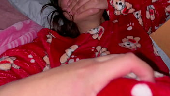 Visito a la sobrina de mi esposa en su cuarto y así de fácil la agarro acostadita en su cama