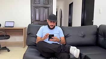 Colombiana traviesa se folla la gran polla de su vecino latina de culo natural es follada en su apretado coño