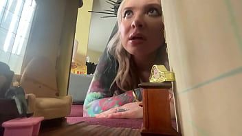 Powerful queen of hearts shrinks squishes & eats tinies