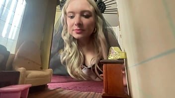 Powerful queen of hearts shrinks squishes & eats tinies