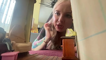 Powerful queen of hearts shrinks squishes & eats tinies