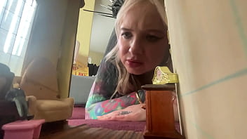 Powerful queen of hearts shrinks squishes & eats tinies