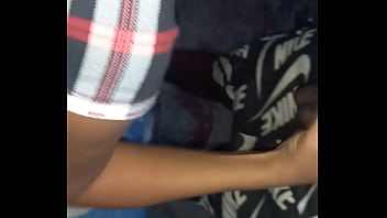 Universitaria en primer día limpiando casa es fallada por su jefe delante de novicito