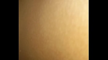 Universitaria en primer día limpiando casa es fallada por su jefe delante de novicito