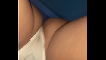 Universitaria en primer día limpiando casa es fallada por su jefe delante de novicito