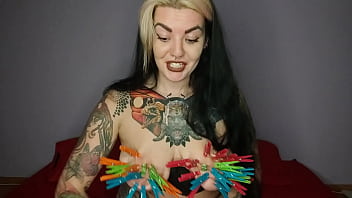 Tattooed kinky girl hangs the maximum number of clothespins on her big tits