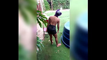 Linda sapeca molhada ninfeta