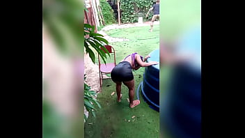 Linda sapeca molhada ninfeta