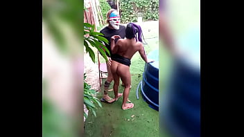 Linda sapeca molhada ninfeta