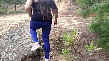 Madrastra amateur en el bosque con su hijastro se exhibe y se deja tocar las tetas el culo y su enorme cameltoe desi bhabhi