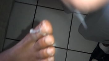 Cum on toes