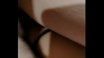 Estaba jugando con mis dildos y mi mejor amigo me vio y no dudo en ir a coger e también