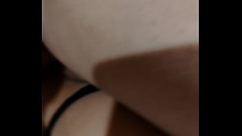 Estaba jugando con mis dildos y mi mejor amigo me vio y no dudo en ir a coger e también