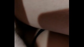 Estaba jugando con mis dildos y mi mejor amigo me vio y no dudo en ir a coger e también